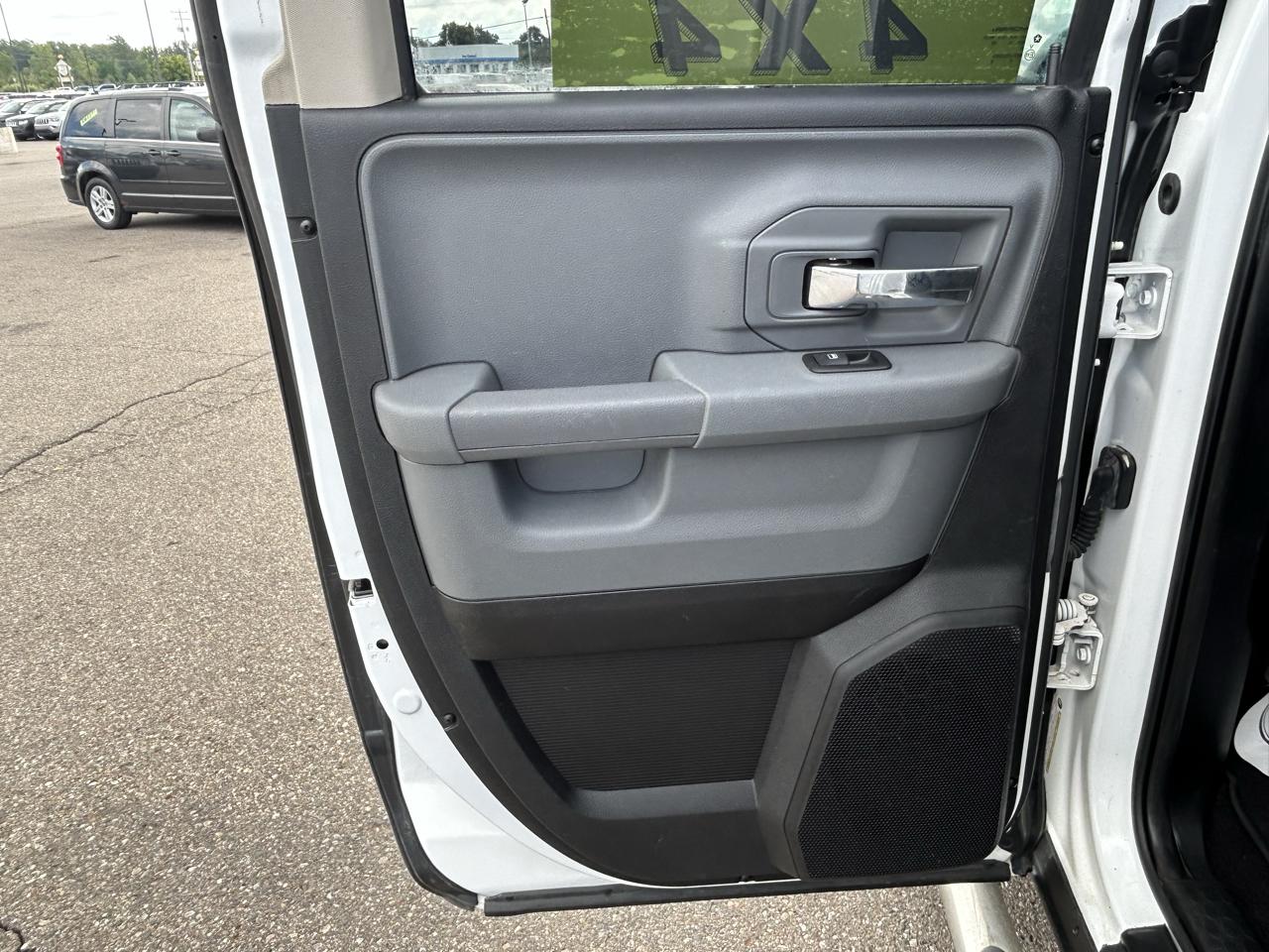 RAM 1500 4WD Quad Cab 140.5" SLT 2015