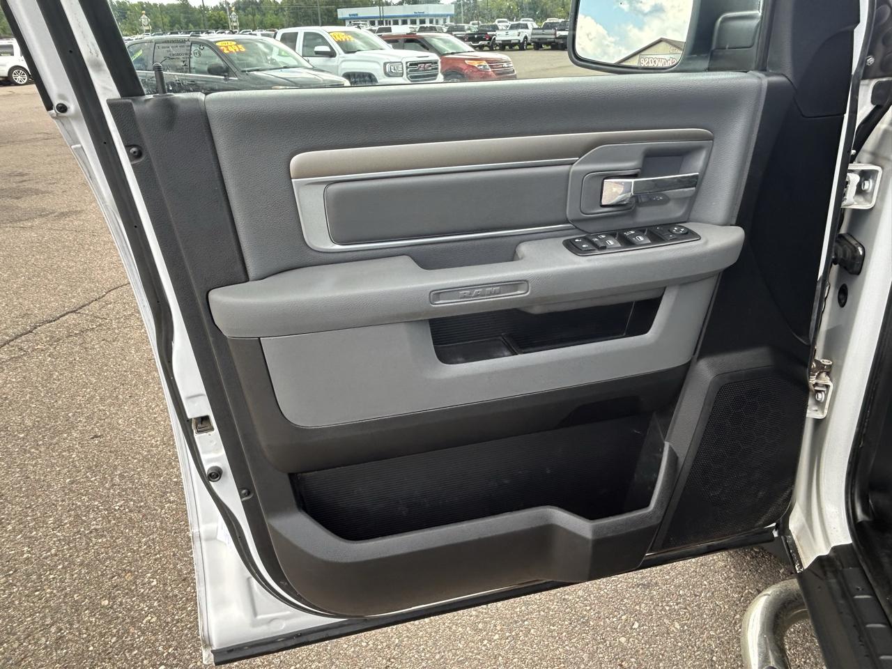 RAM 1500 4WD Quad Cab 140.5" SLT 2015