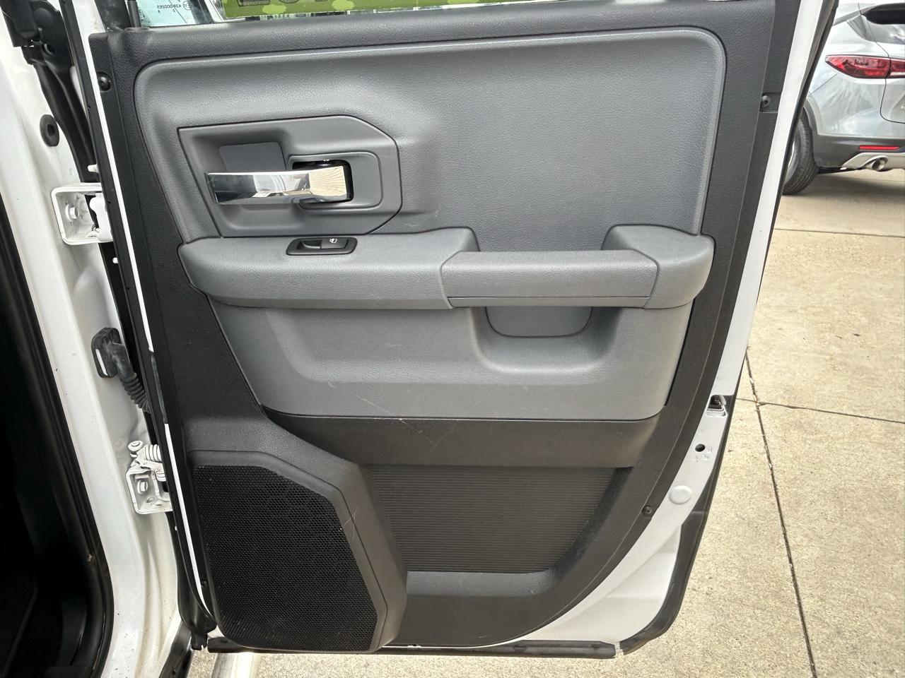 RAM 1500 4WD Quad Cab 140.5" SLT 2015