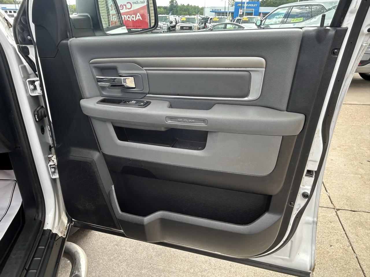 RAM 1500 4WD Quad Cab 140.5" SLT 2015