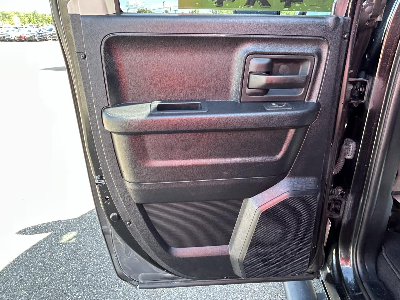 RAM 1500 4WD Quad Cab 140.5" Tradesman 2016