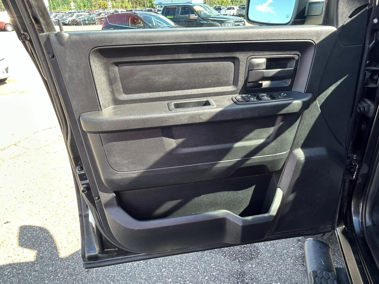 RAM 1500 4WD Quad Cab 140.5" Tradesman 2016