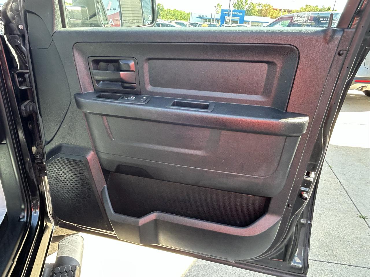 RAM 1500 4WD Quad Cab 140.5" Tradesman 2016
