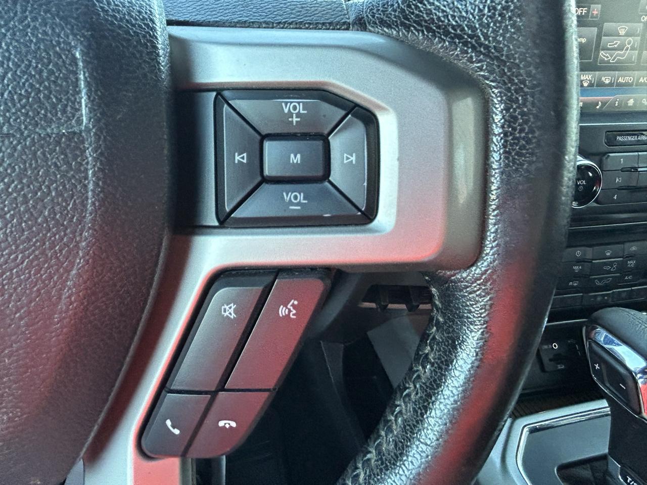 Ford F-150 4WD SuperCrew 157" Lariat w/HD Payload Pkg 2015
