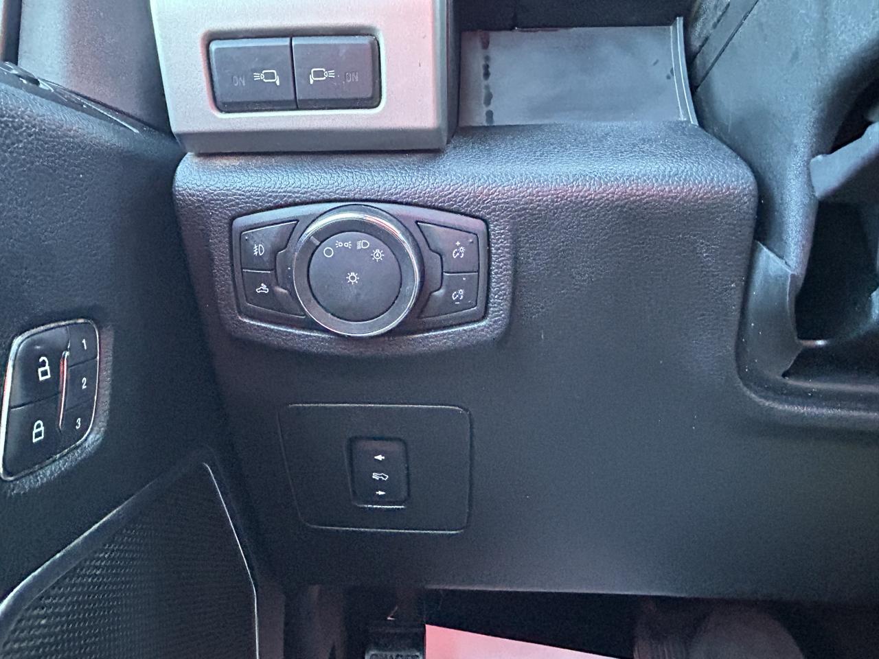 Ford F-150 4WD SuperCrew 157" Lariat w/HD Payload Pkg 2015