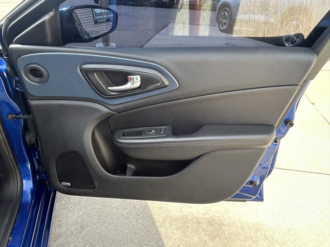 Chrysler 200 4dr Sdn S FWD 2015