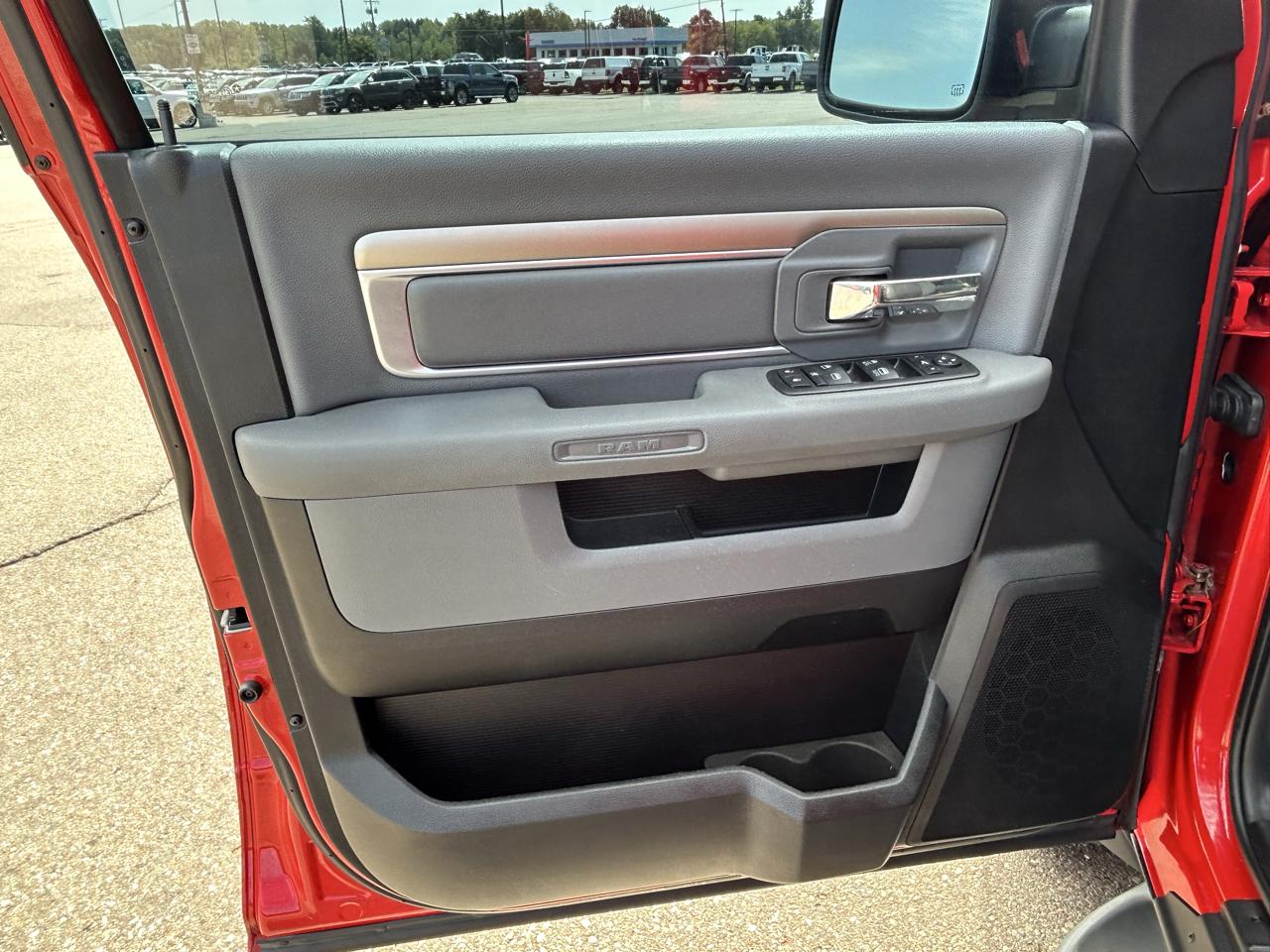 RAM 1500 4WD Crew Cab 140.5" Big Horn 2014