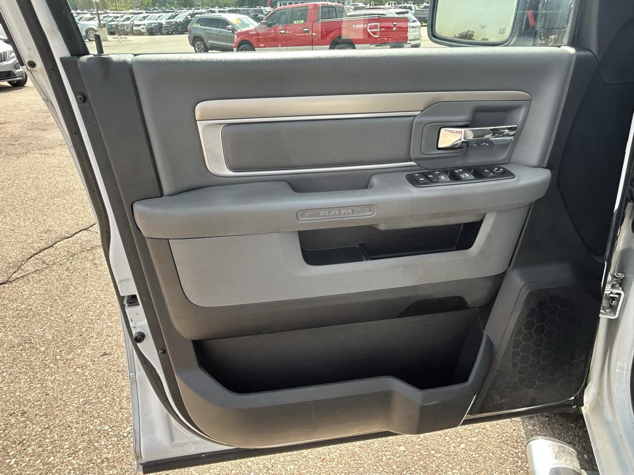 RAM 1500 4WD Crew Cab 140.5" Big Horn 2015