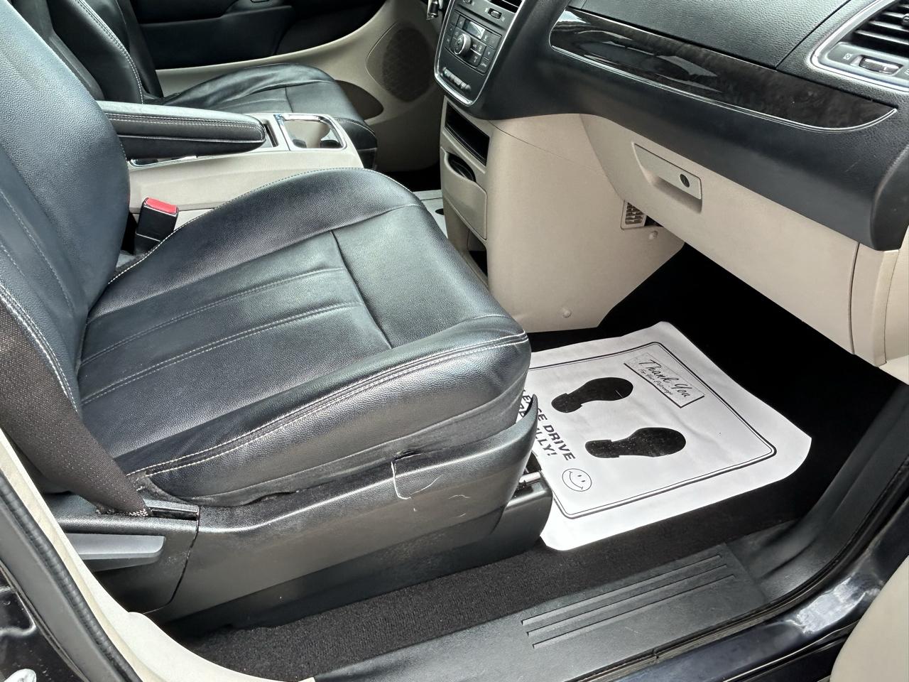 Chrysler Town & Country 4dr Wgn Touring 2013