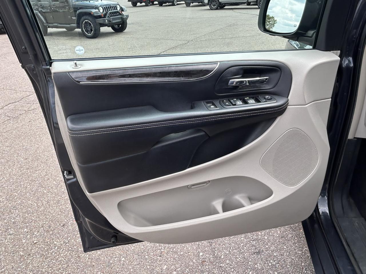 Chrysler Town & Country 4dr Wgn Touring 2013