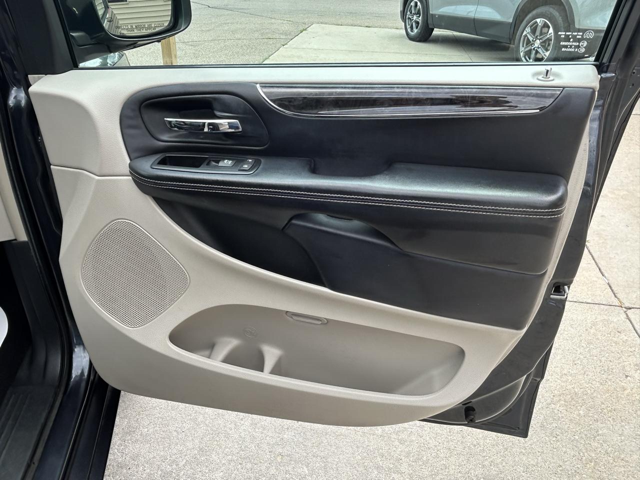 Chrysler Town & Country 4dr Wgn Touring 2013