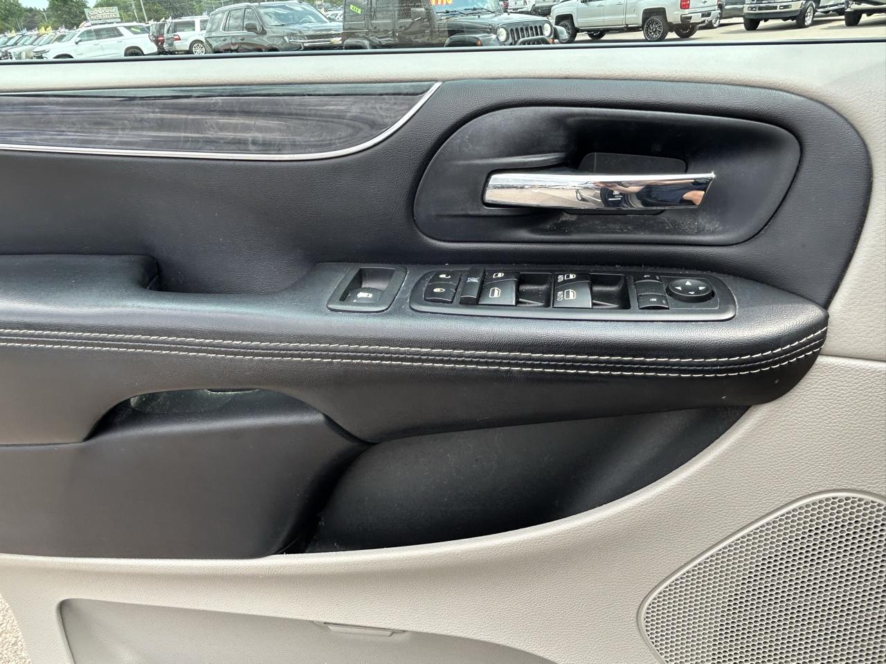 Chrysler Town & Country 4dr Wgn Touring 2013
