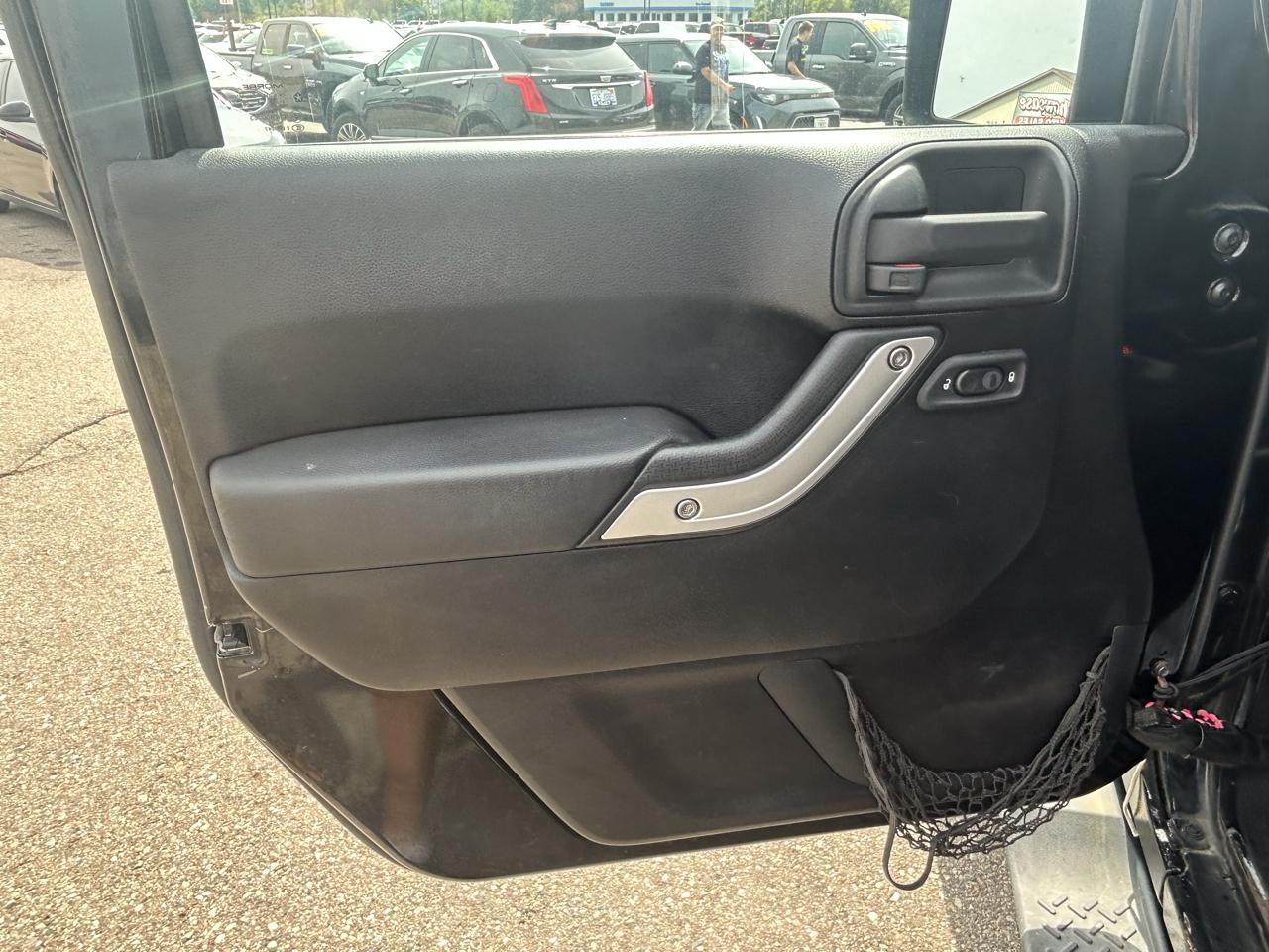 Jeep Wrangler Unlimited 4WD 4dr Sahara 2011