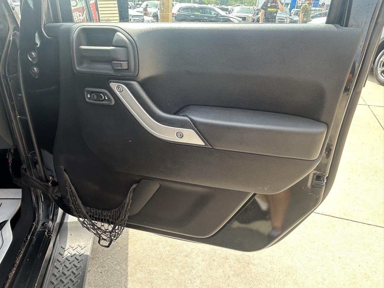 Jeep Wrangler Unlimited 4WD 4dr Sahara 2011