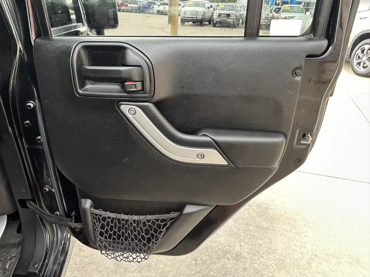 Jeep Wrangler Unlimited 4WD 4dr Sahara 2016