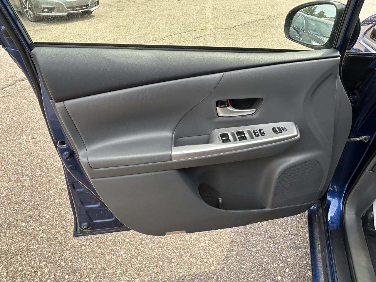 Toyota Prius V 5dr Wgn Three (Natl) 2013