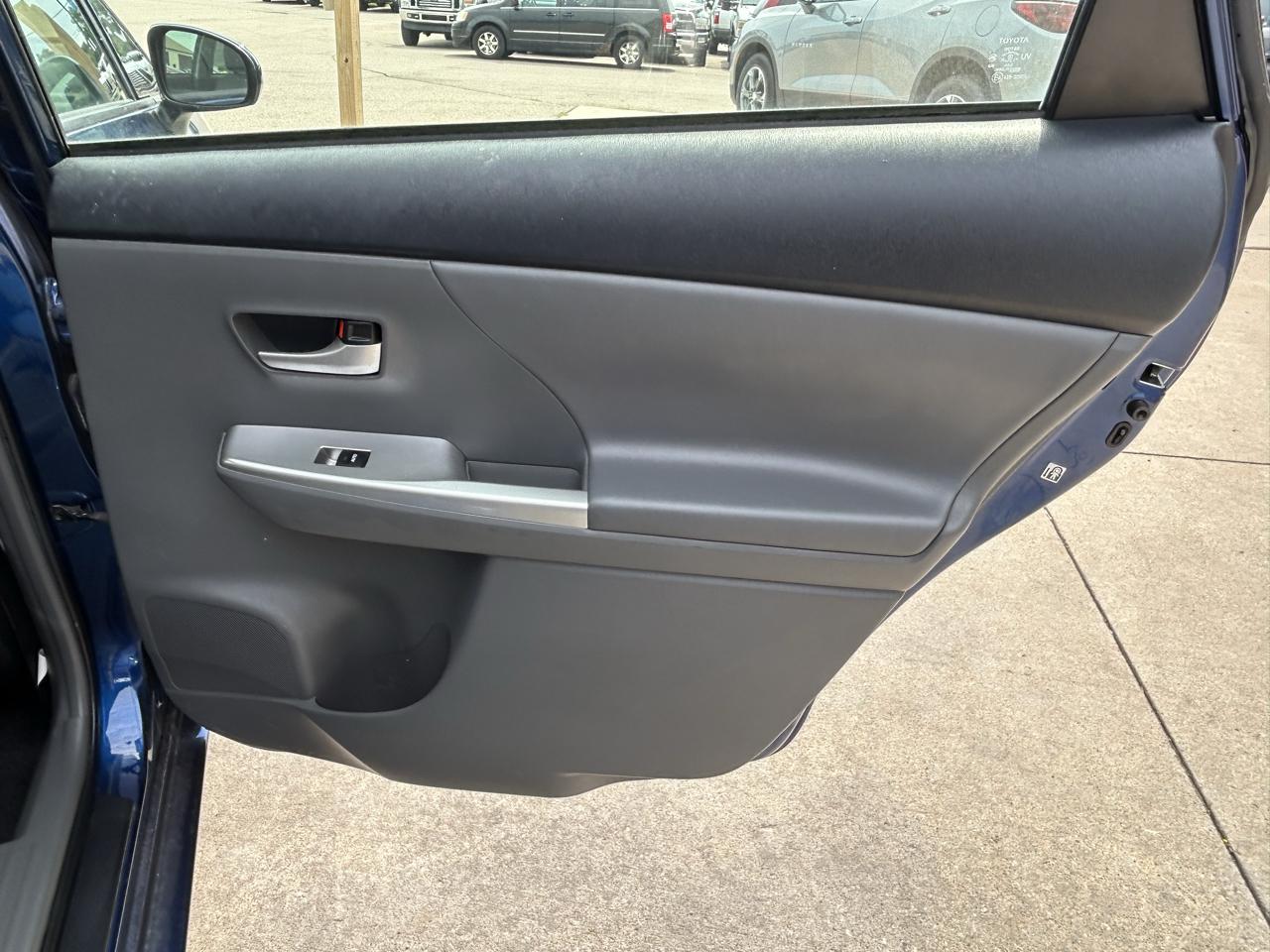 Toyota Prius V 5dr Wgn Three (Natl) 2013