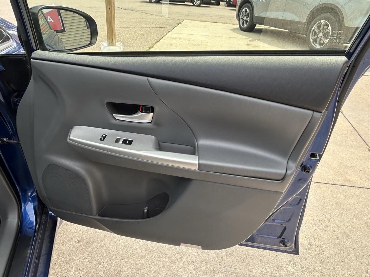 Toyota Prius V 5dr Wgn Three (Natl) 2013