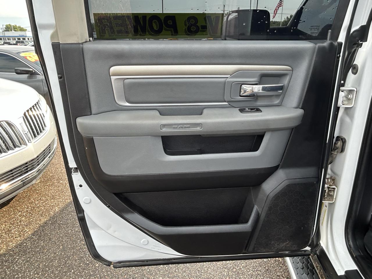 RAM 1500 4WD Crew Cab 140.5" SLT 2013