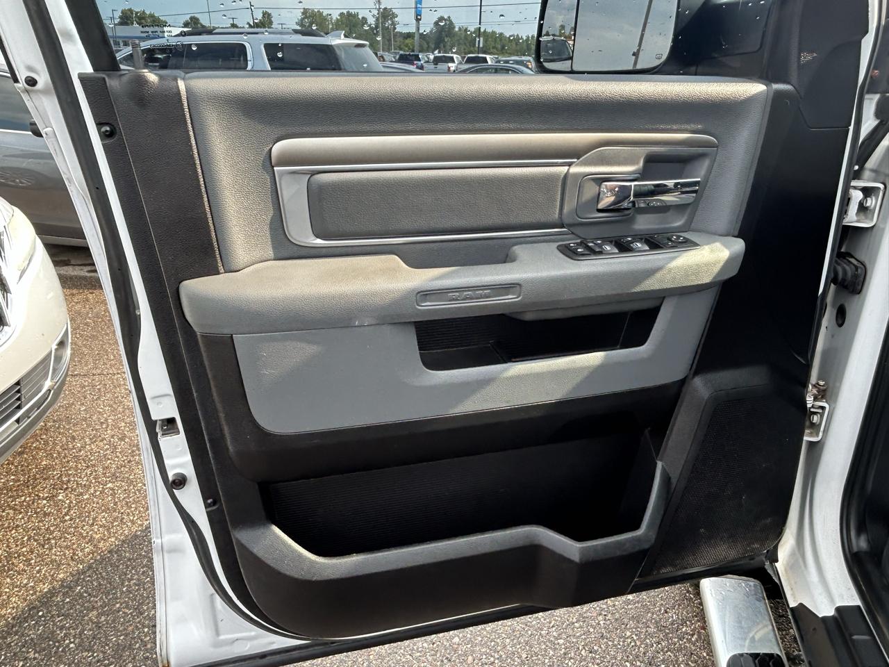 RAM 1500 4WD Crew Cab 140.5" SLT 2013