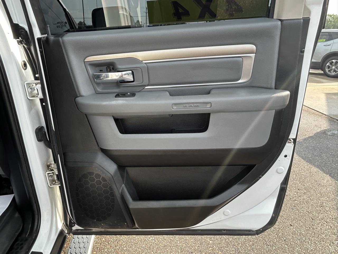 RAM 1500 4WD Crew Cab 140.5" SLT 2013