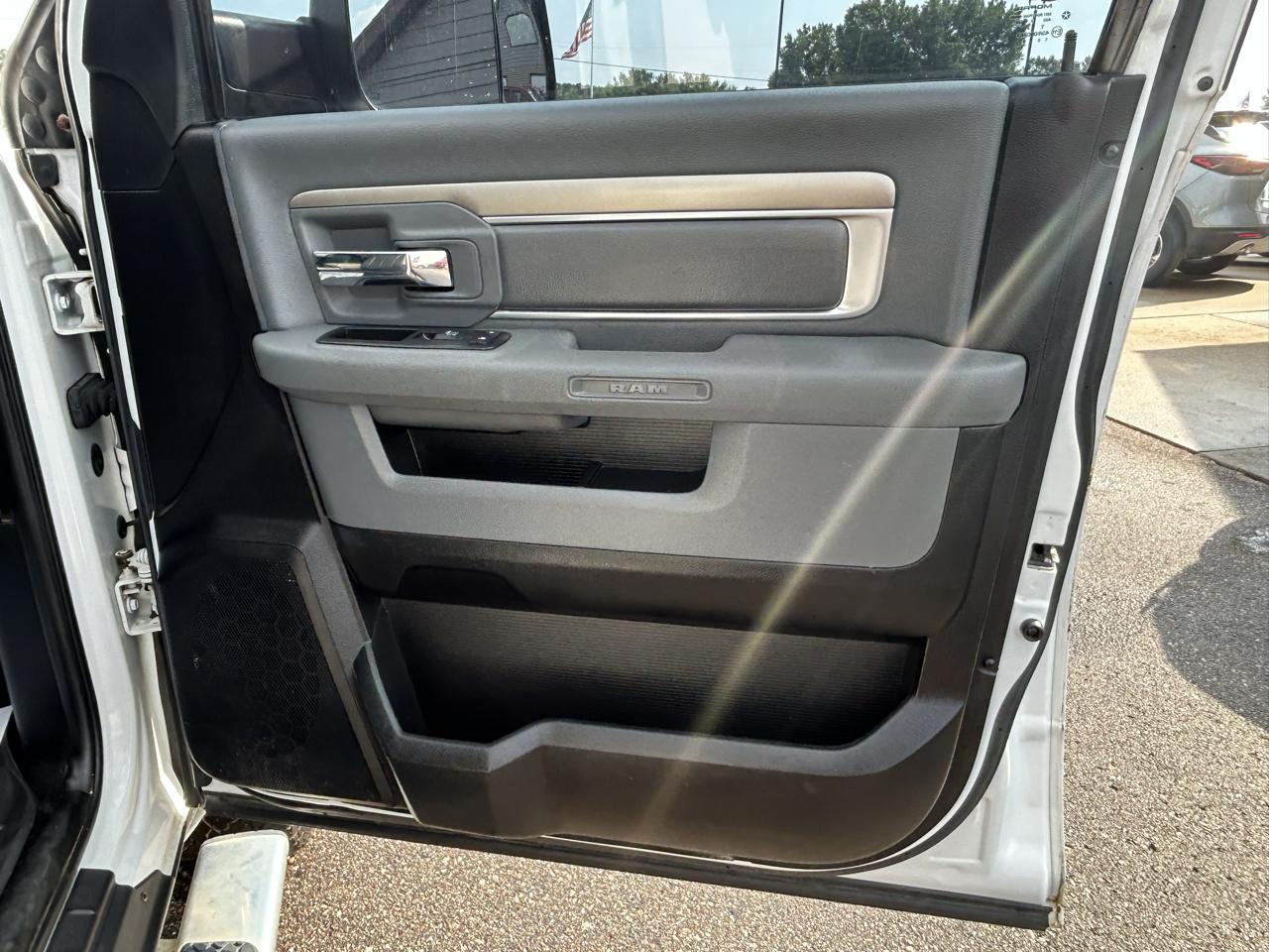 RAM 1500 4WD Crew Cab 140.5" SLT 2013