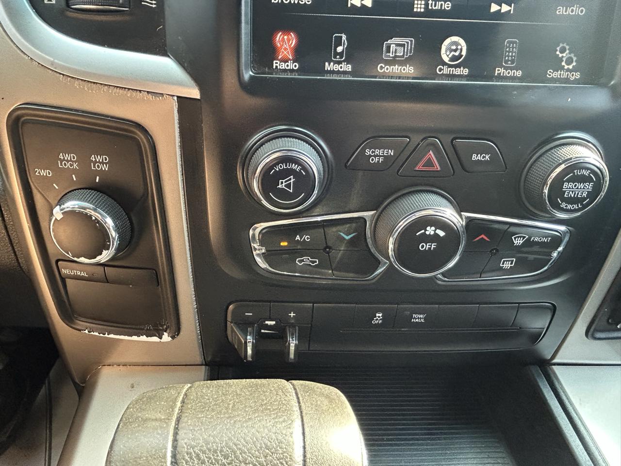 RAM 1500 4WD Crew Cab 140.5" SLT 2013