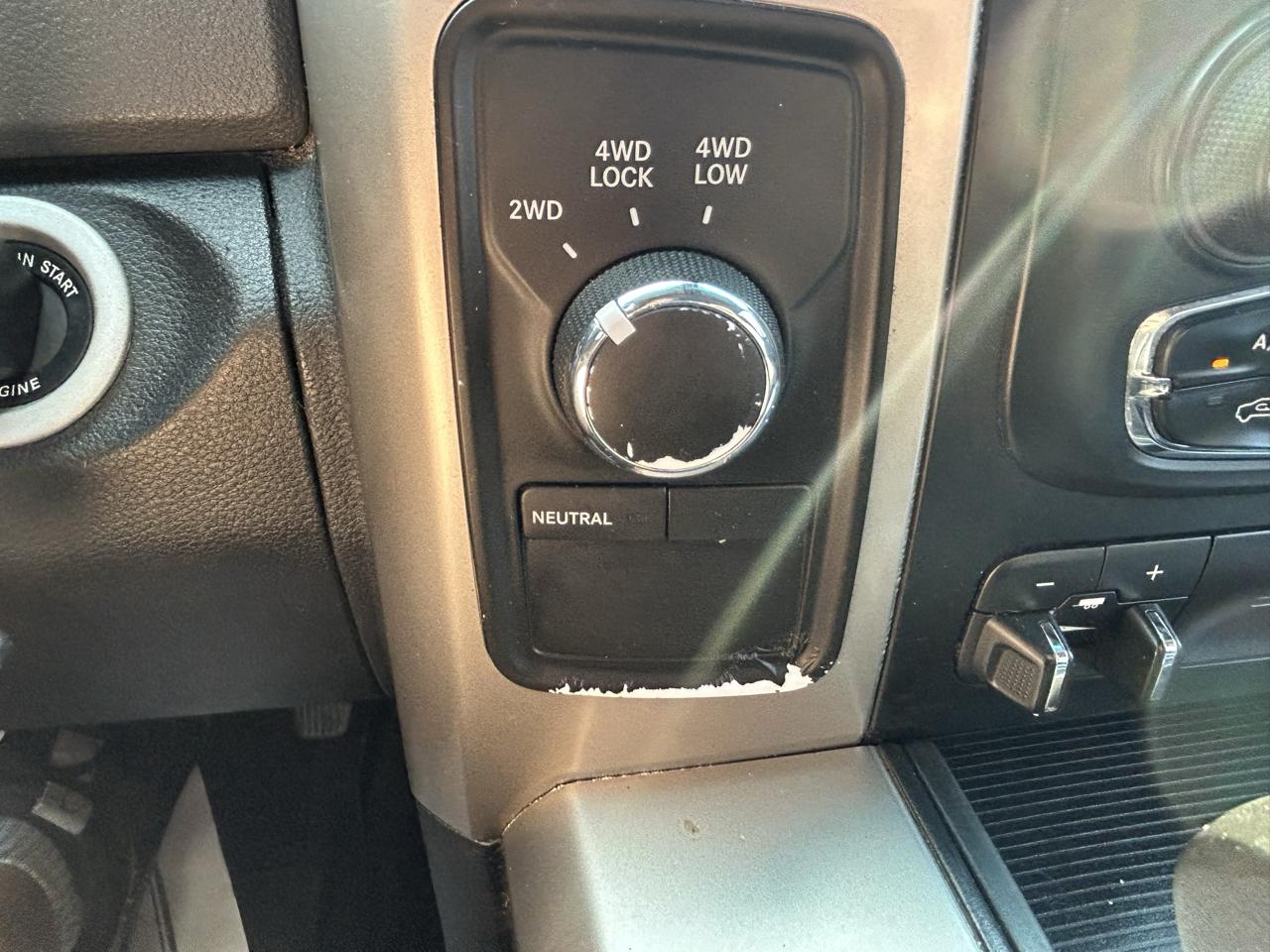 RAM 1500 4WD Crew Cab 140.5" SLT 2013