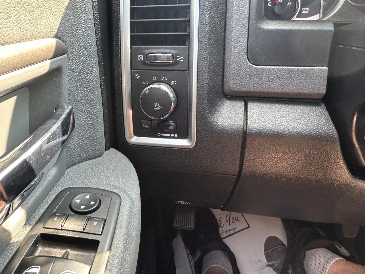 RAM 1500 4WD Crew Cab 140.5" SLT 2013