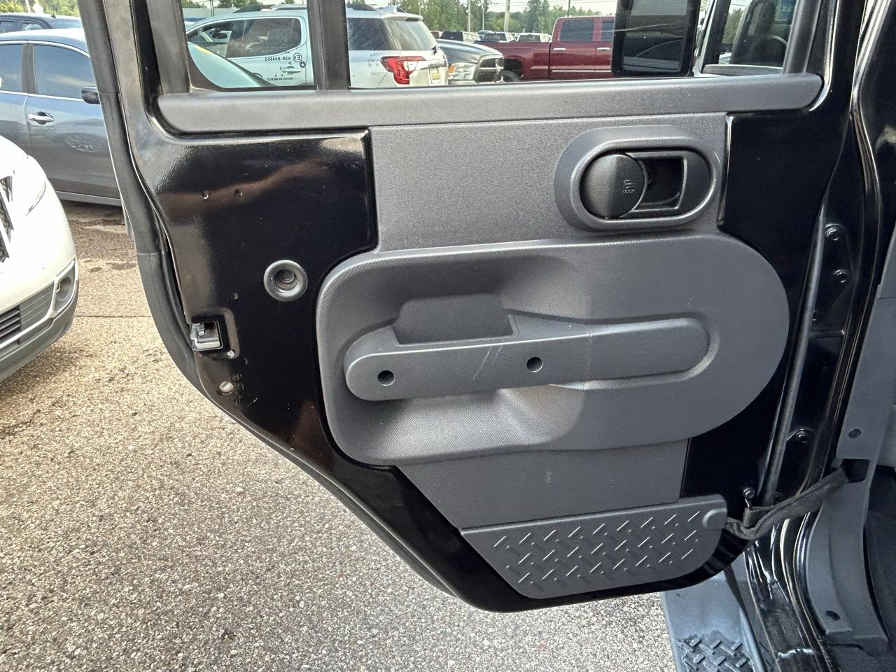 Jeep Wrangler Unlimited 4WD 4dr Sahara 2010