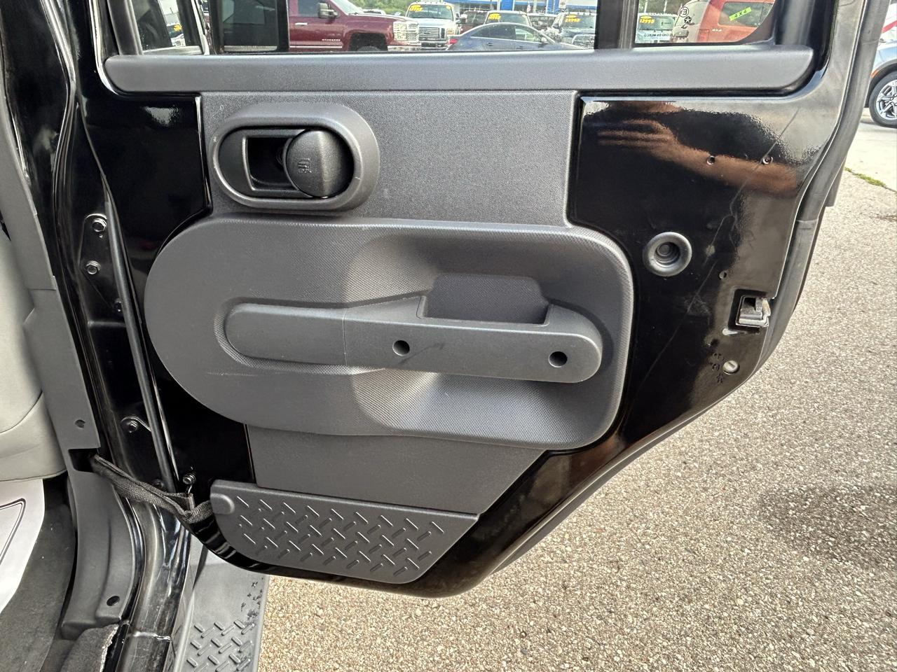 Jeep Wrangler Unlimited 4WD 4dr Sahara 2010
