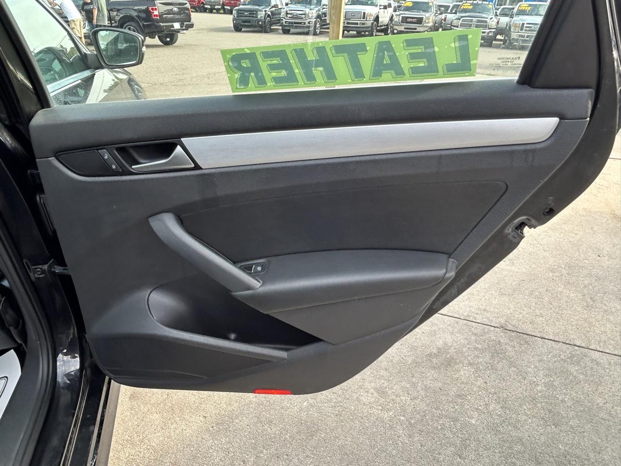 Volkswagen Passat 4dr Sdn 2.5L Auto SE PZEV 2012