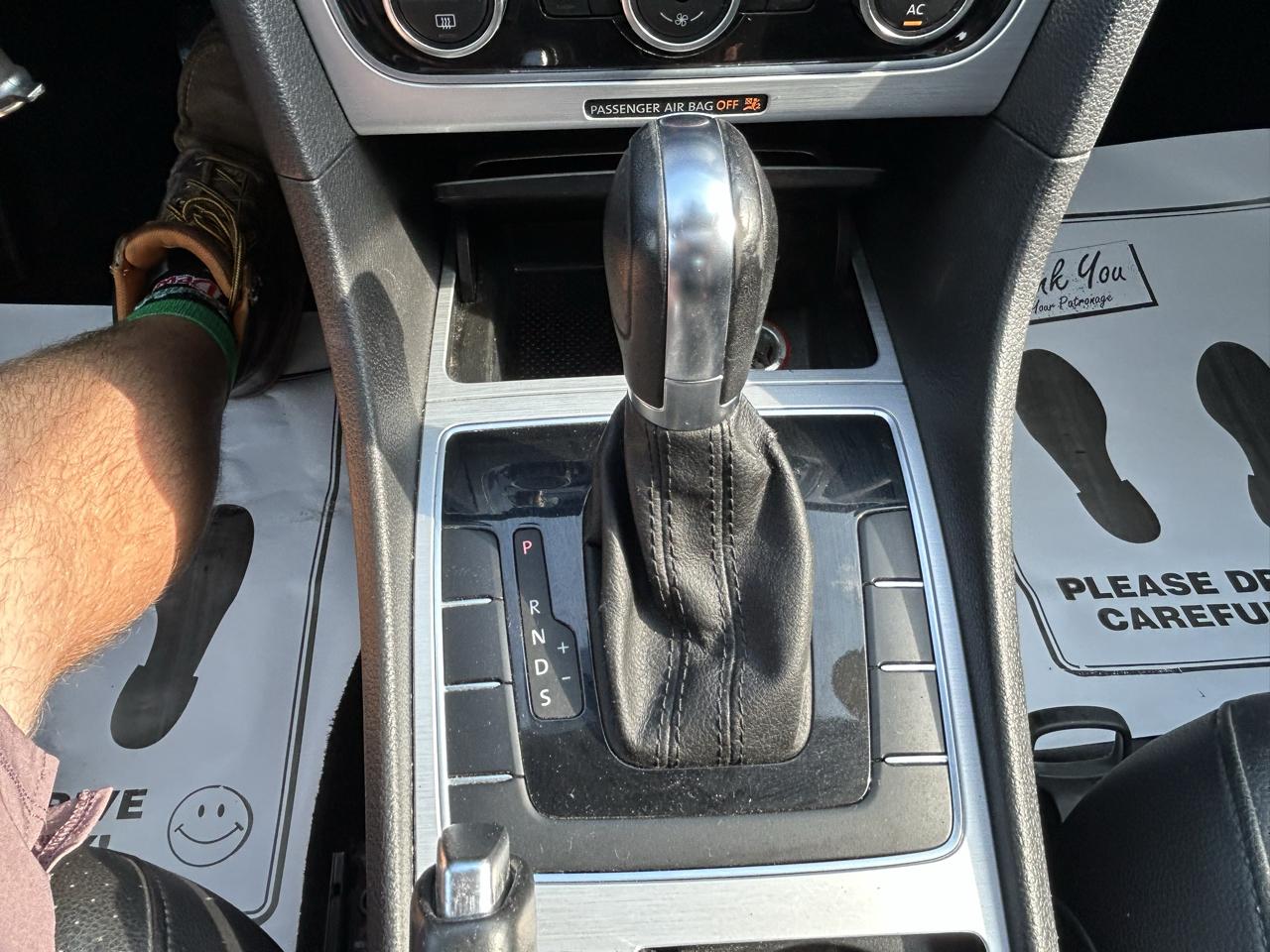 Volkswagen Passat 4dr Sdn 2.5L Auto SE PZEV 2012