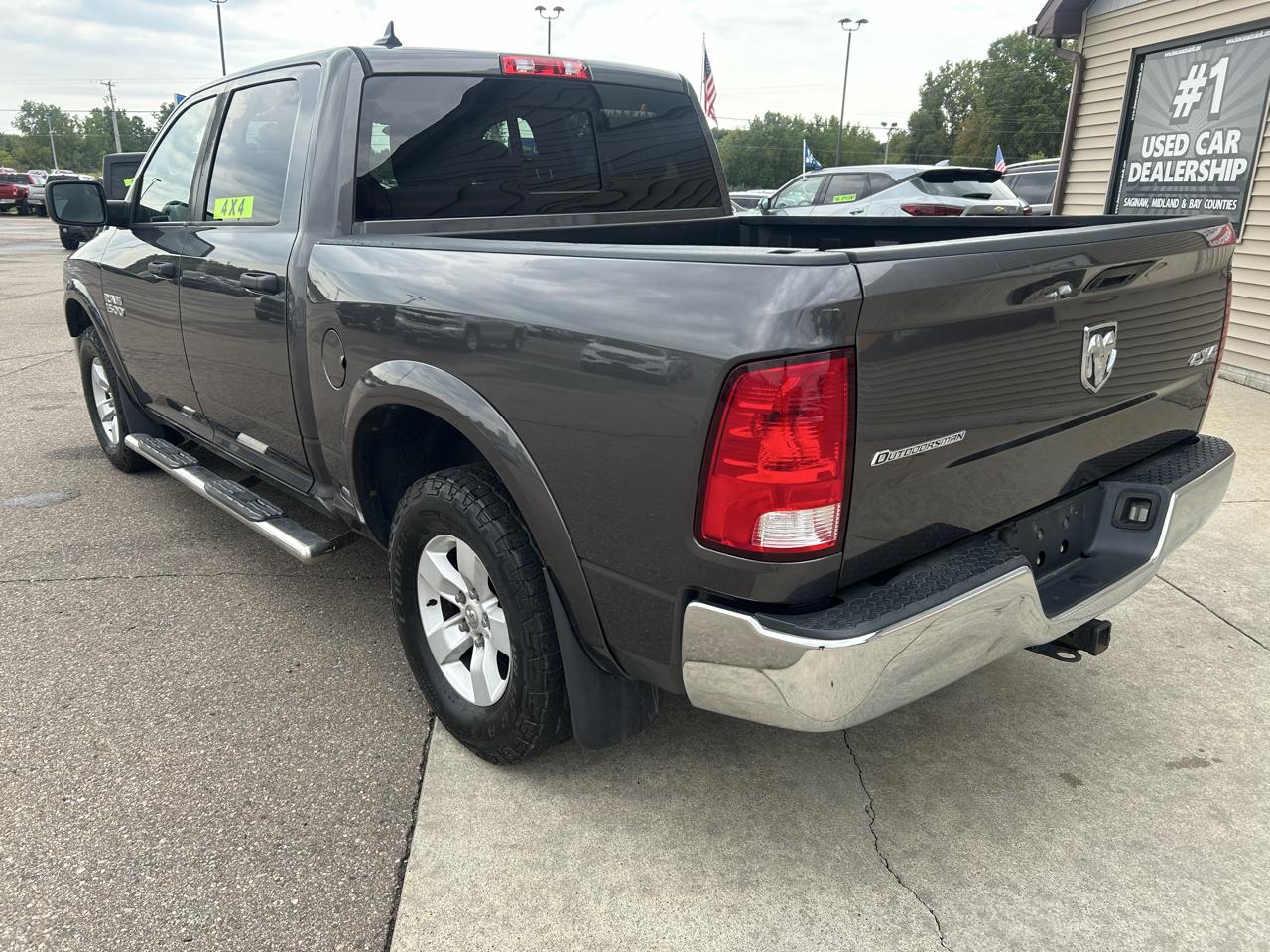 RAM 1500 4WD Crew Cab 140.5" Outdoorsman 2016