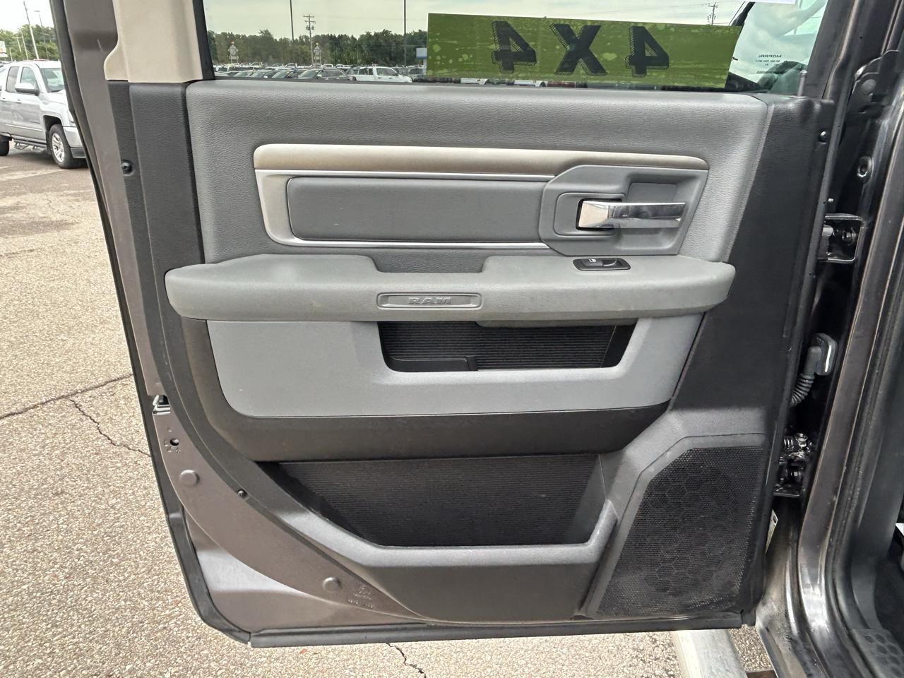 RAM 1500 4WD Crew Cab 140.5" Outdoorsman 2016