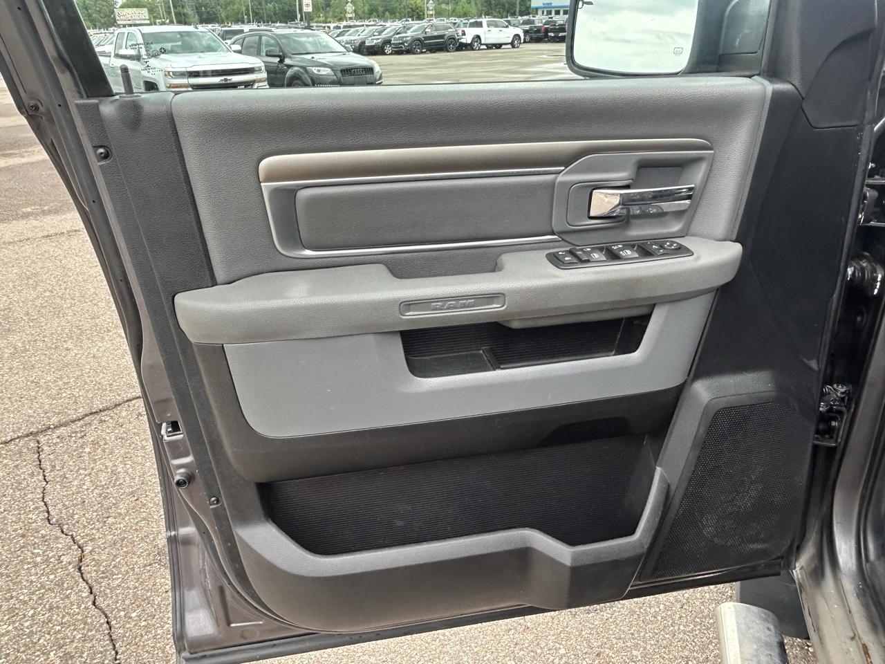 RAM 1500 4WD Crew Cab 140.5" Outdoorsman 2016