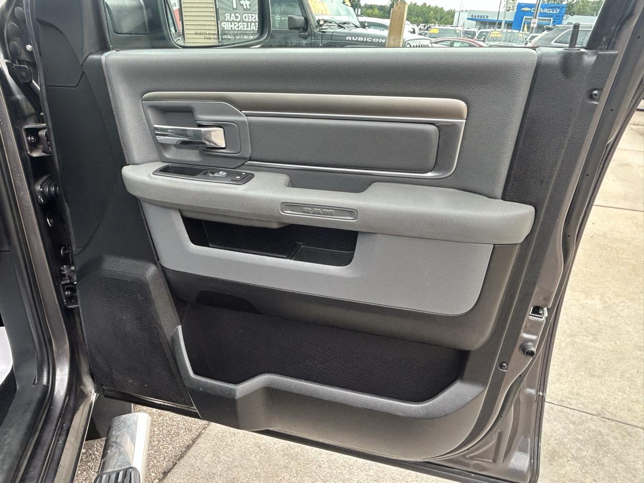 RAM 1500 4WD Crew Cab 140.5" Outdoorsman 2016