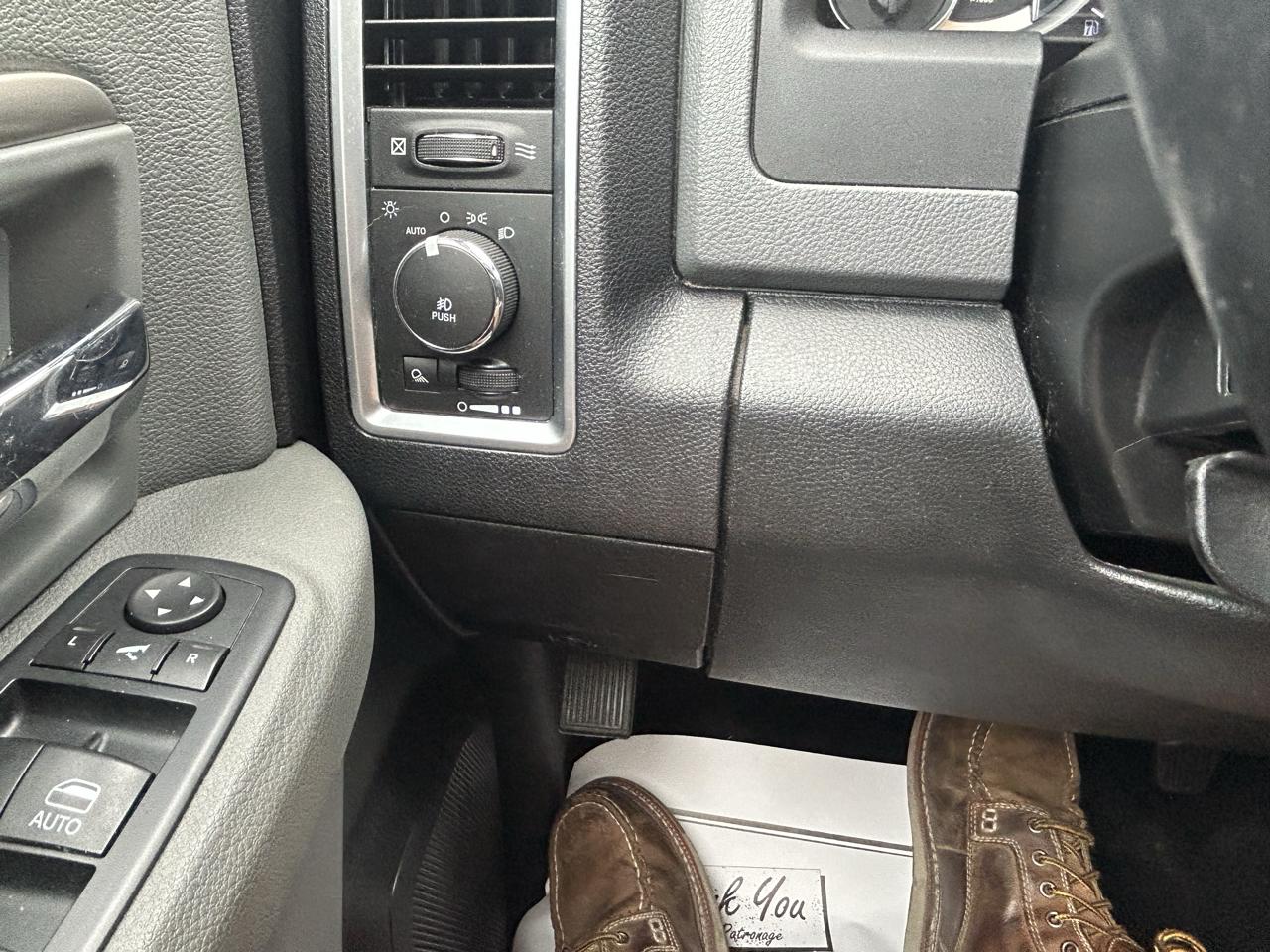 RAM 1500 4WD Crew Cab 140.5" Outdoorsman 2016