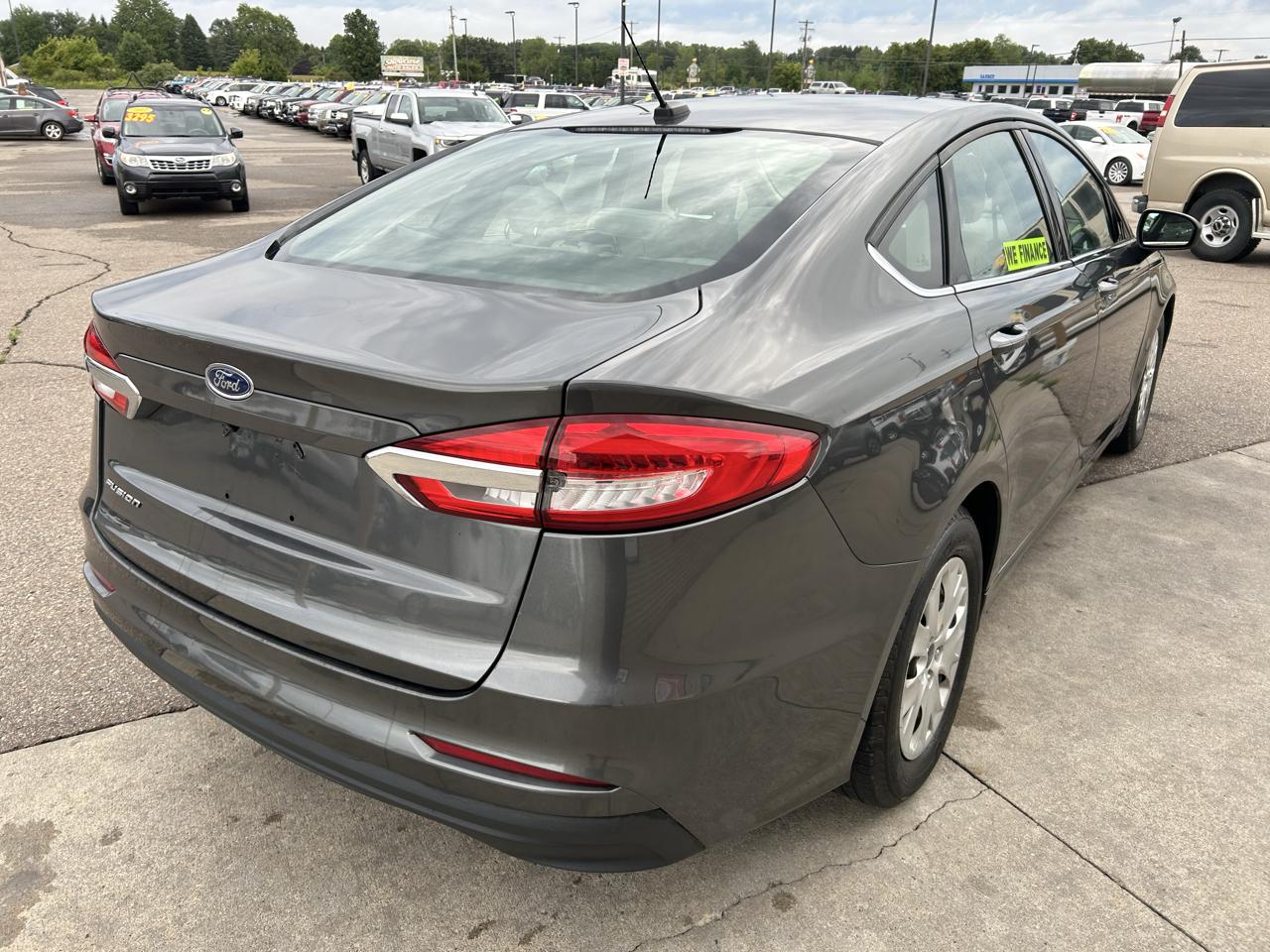 Ford Fusion S FWD 2019