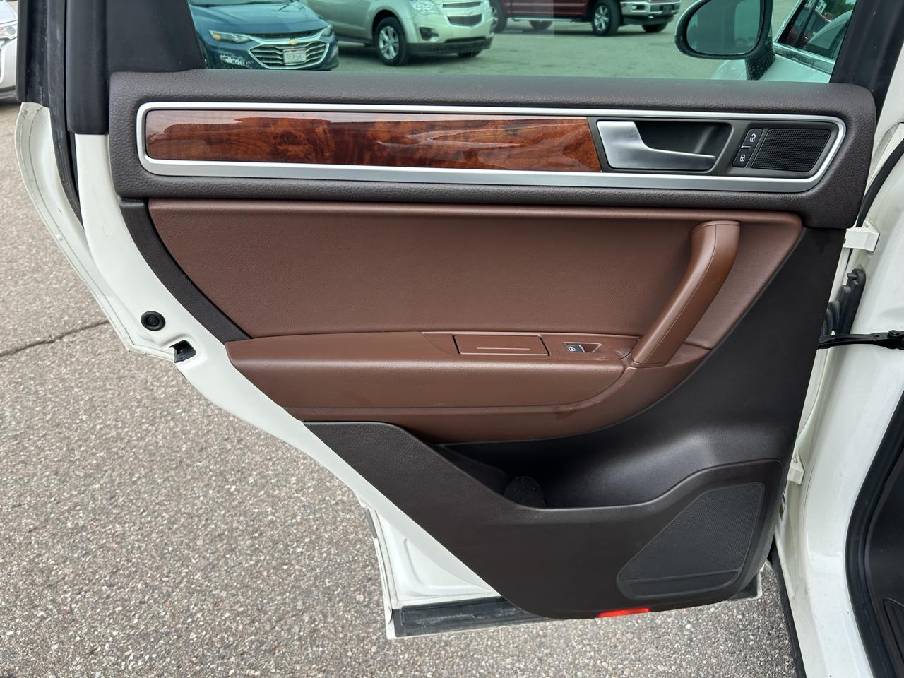 Volkswagen Touareg 4dr VR6 Sport w/Nav 2012
