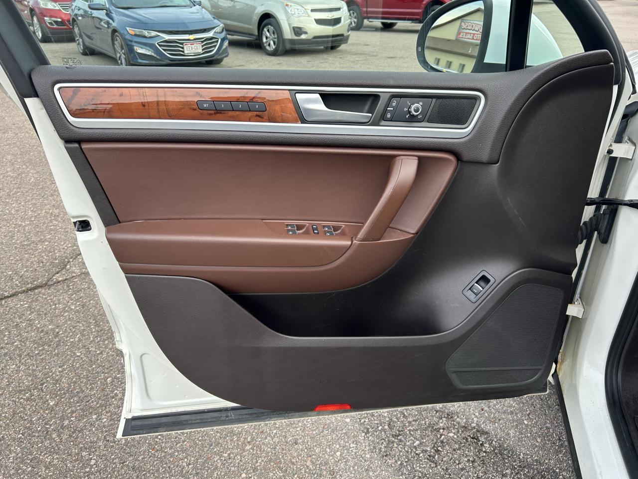Volkswagen Touareg 4dr VR6 Sport w/Nav 2012