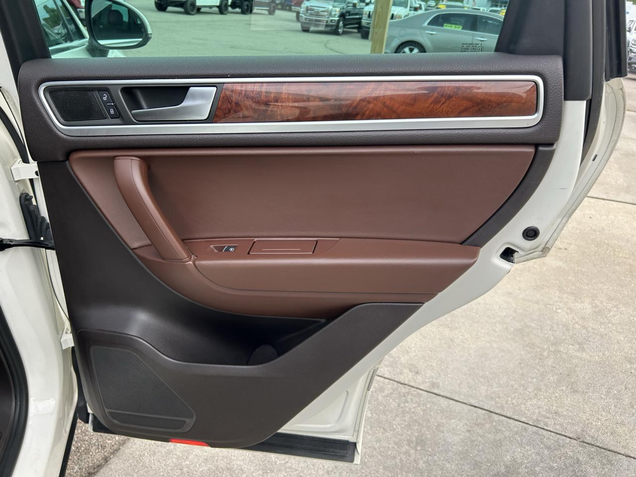 Volkswagen Touareg 4dr VR6 Sport w/Nav 2012
