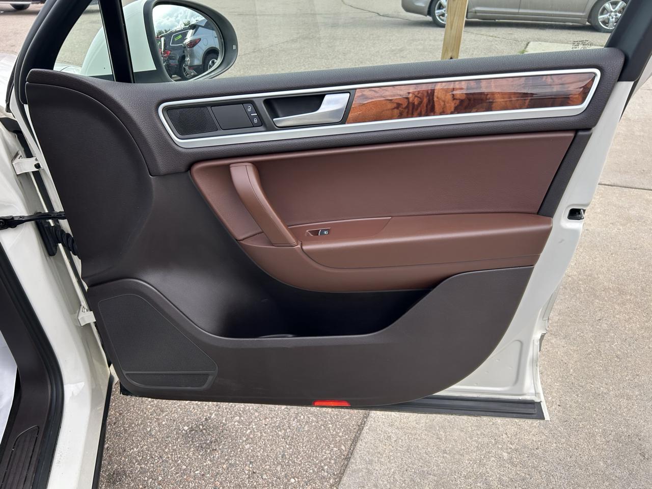 Volkswagen Touareg 4dr VR6 Sport w/Nav 2012