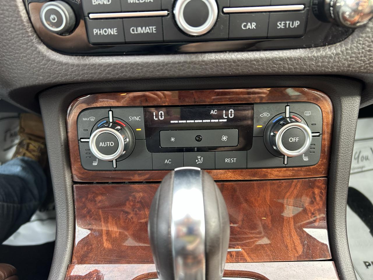 Volkswagen Touareg 4dr VR6 Sport w/Nav 2012
