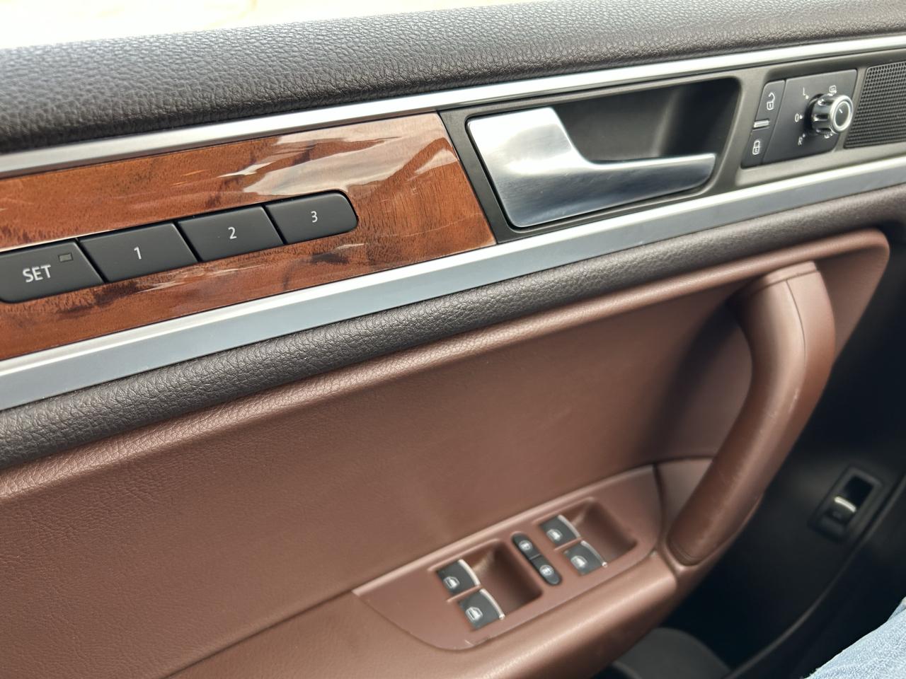 Volkswagen Touareg 4dr VR6 Sport w/Nav 2012