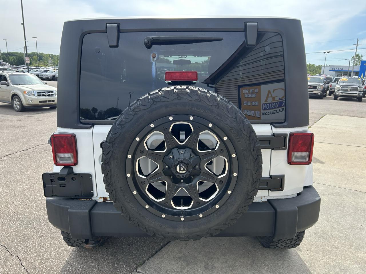 Jeep Wrangler 4WD 2dr Sahara 2012