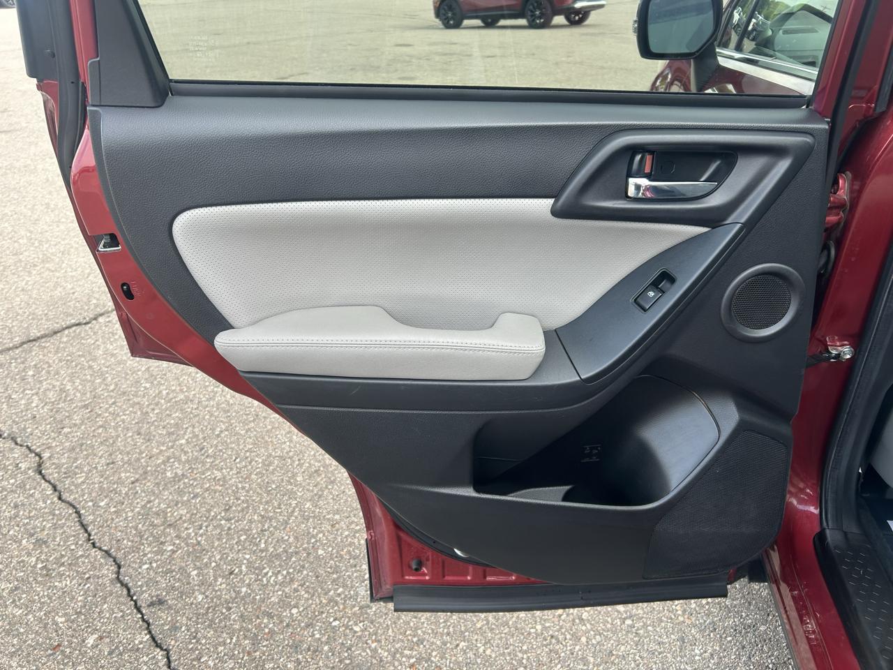 Subaru Forester 4dr CVT 2.5i Touring PZEV 2015