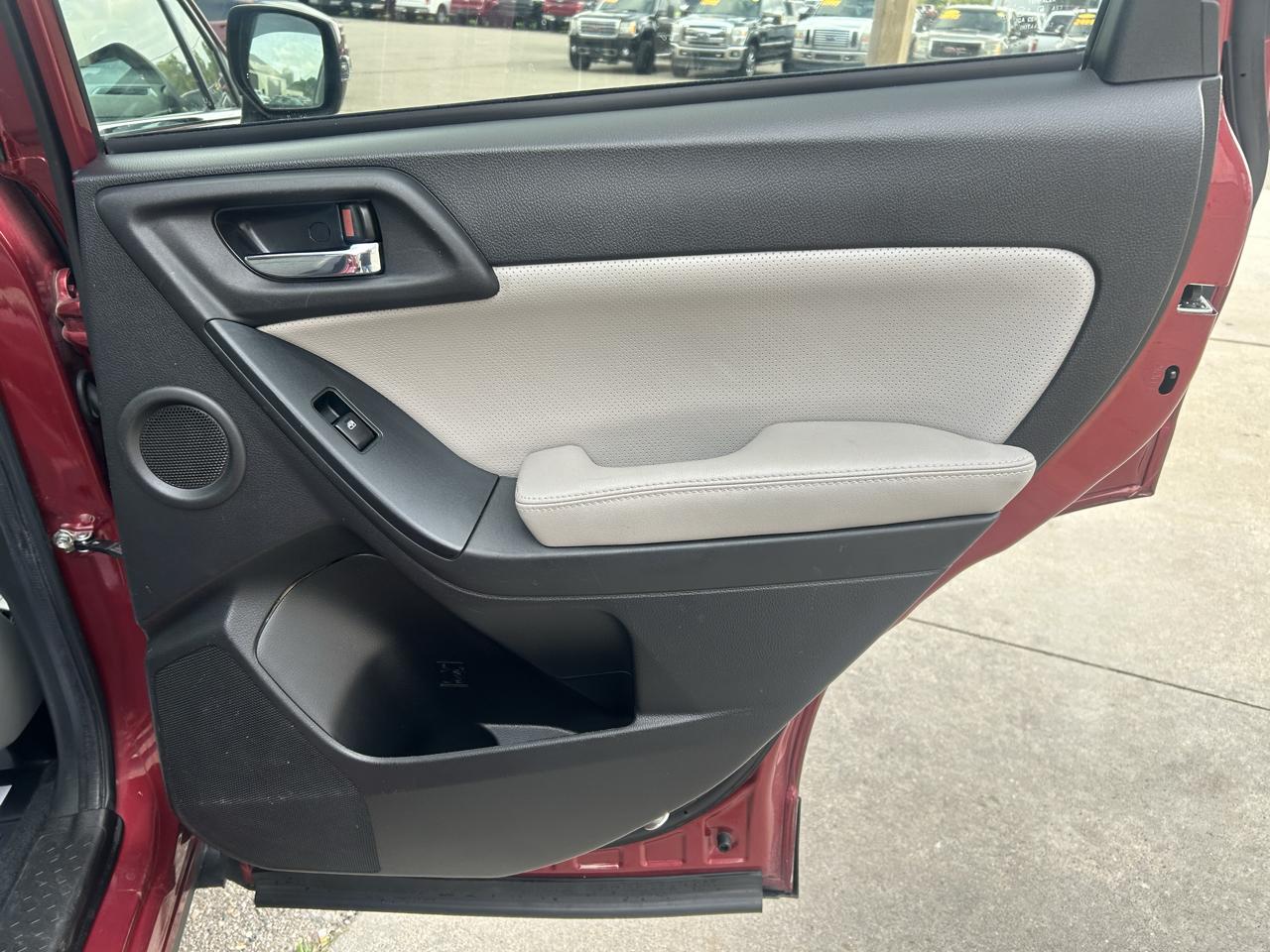 Subaru Forester 4dr CVT 2.5i Touring PZEV 2015