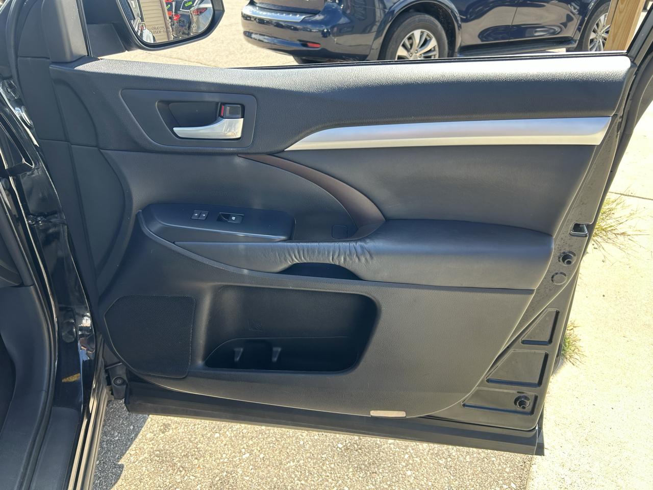 Toyota Highlander AWD 4dr V6 XLE (Natl) 2015