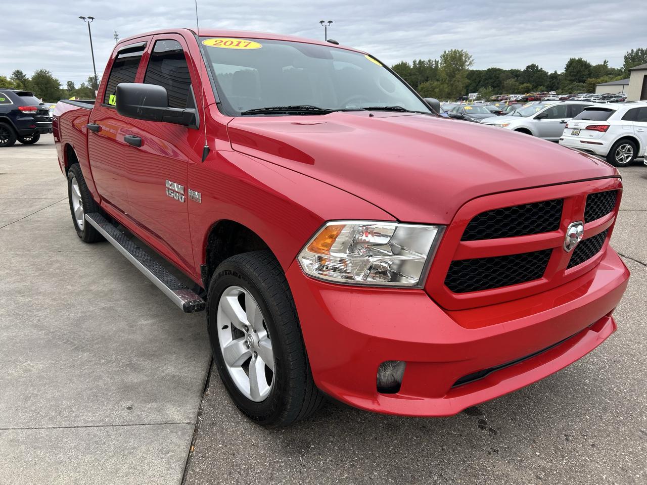 RAM 1500 Express 4x4 Crew Cab 5'7" Box 2017